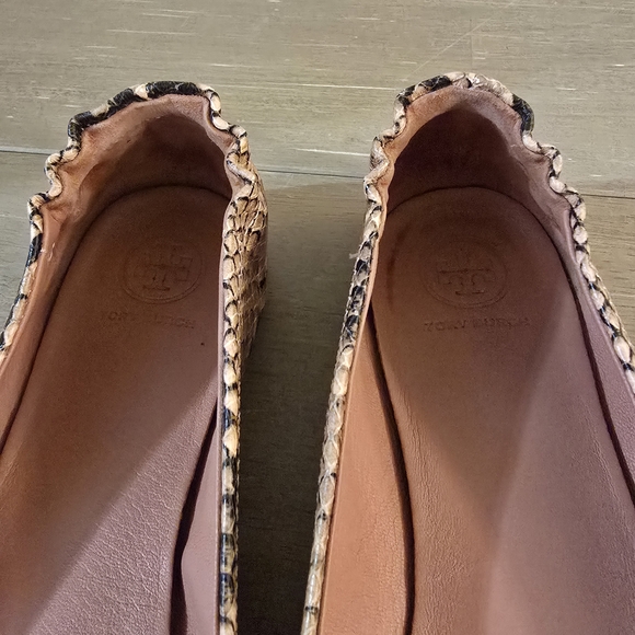 Stylish Women's Snakeskin Ballet Flats - Picture 3 of 10